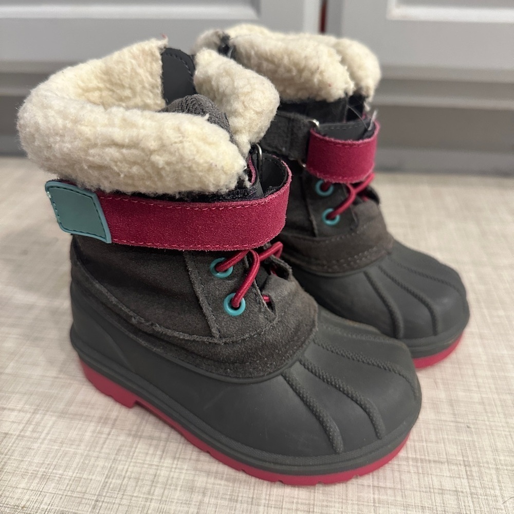 Cat and jack snow boots size 7